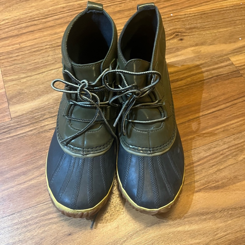 Sorel Olive and Chestnut Lace-Up Boots